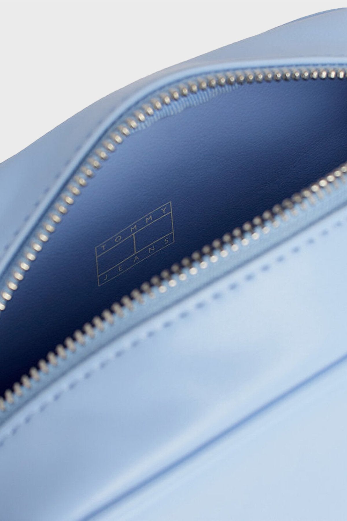 حقيبة تومي هيلفيجر