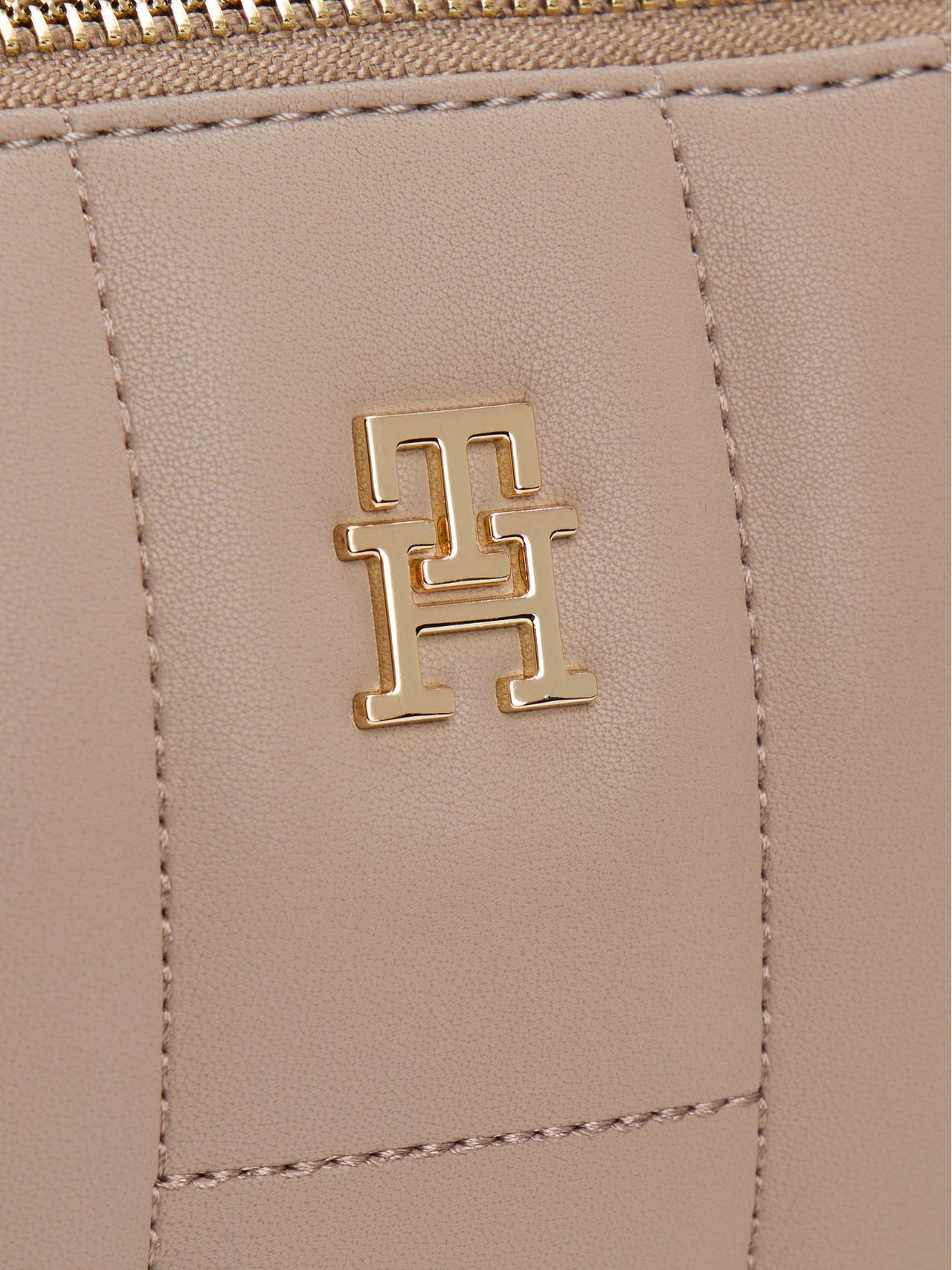 حقيبة تومي هيلفيجر Monogram Quilted Camera Crossbody