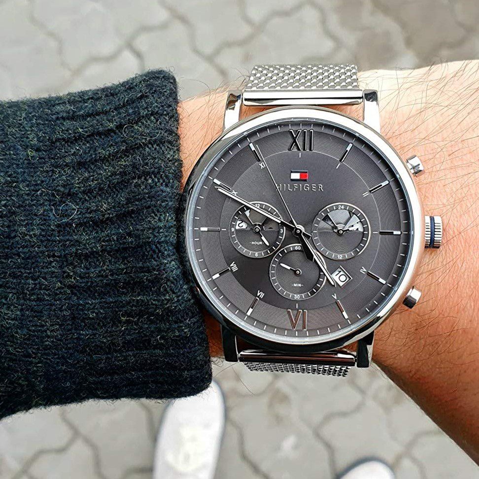 ساعة تومي هيلفيجر