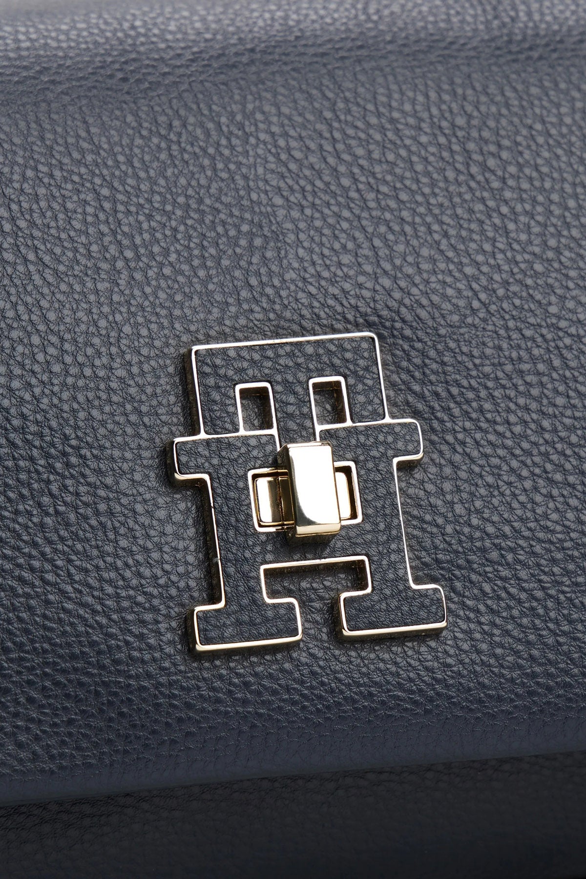 حقيبة تومي هيلفيجر Modern Turn Lock Crossbody