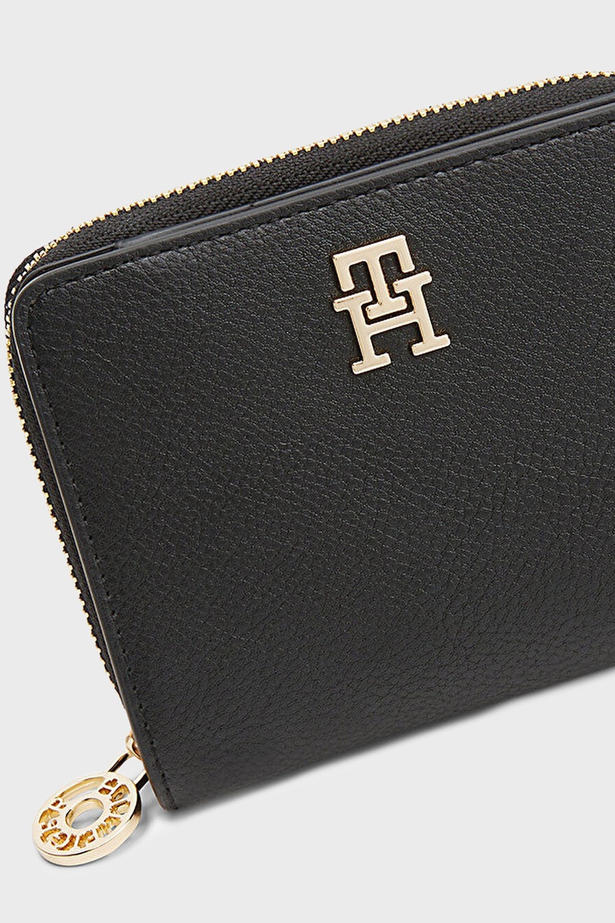 محفظة تومي هيلفيجر Th Monogram Plaque