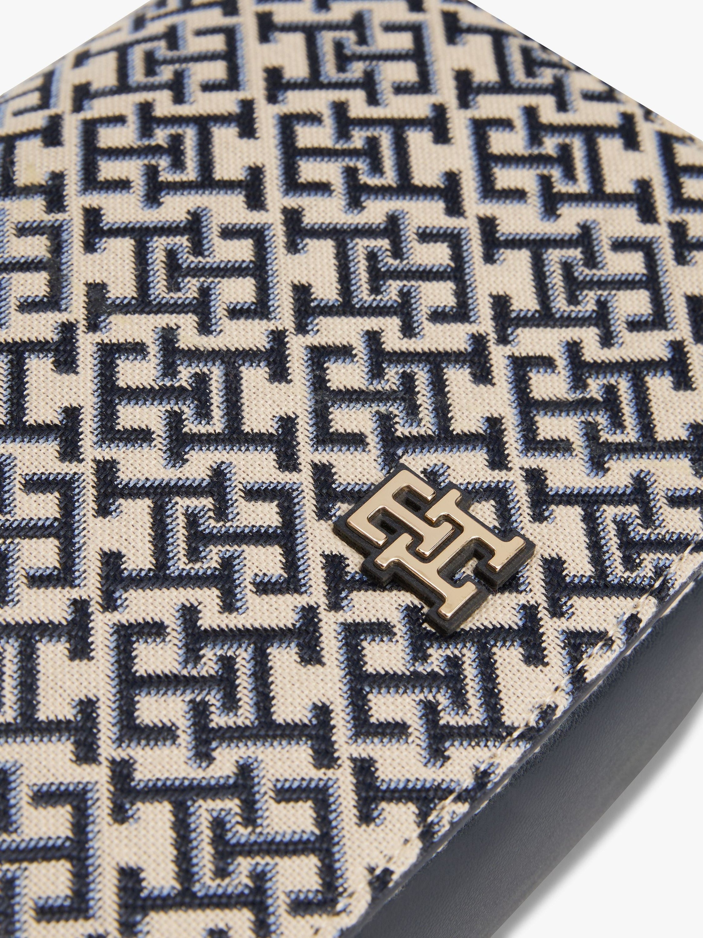حقيبة تومي هيلفيجر Monogram Jacquard Crossbody