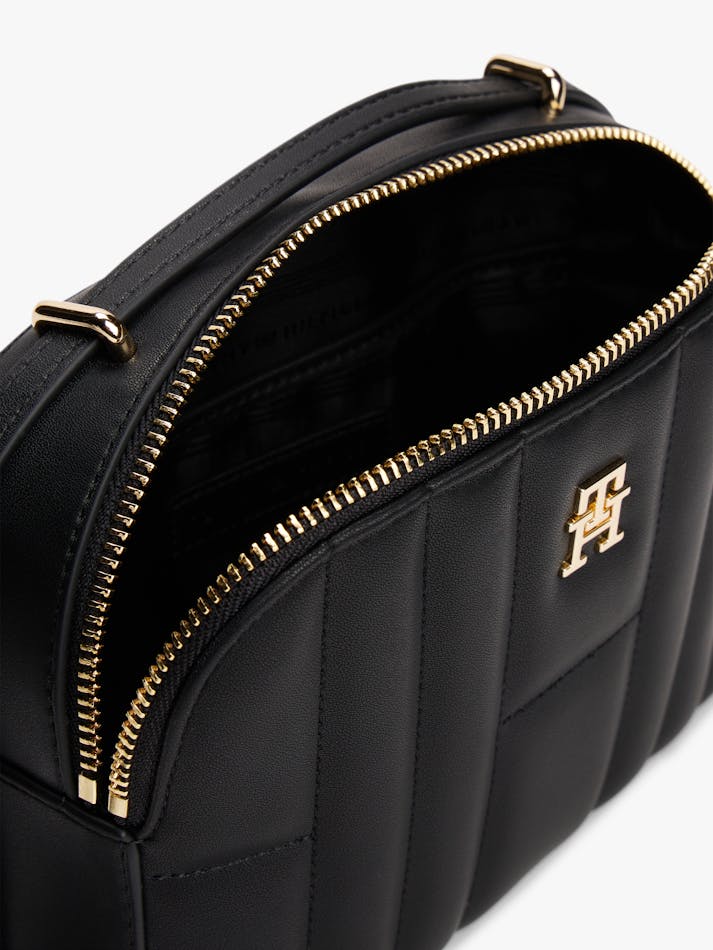 حقيبة تومي هيلفيجر Monogram Quilted Camera Crossbody