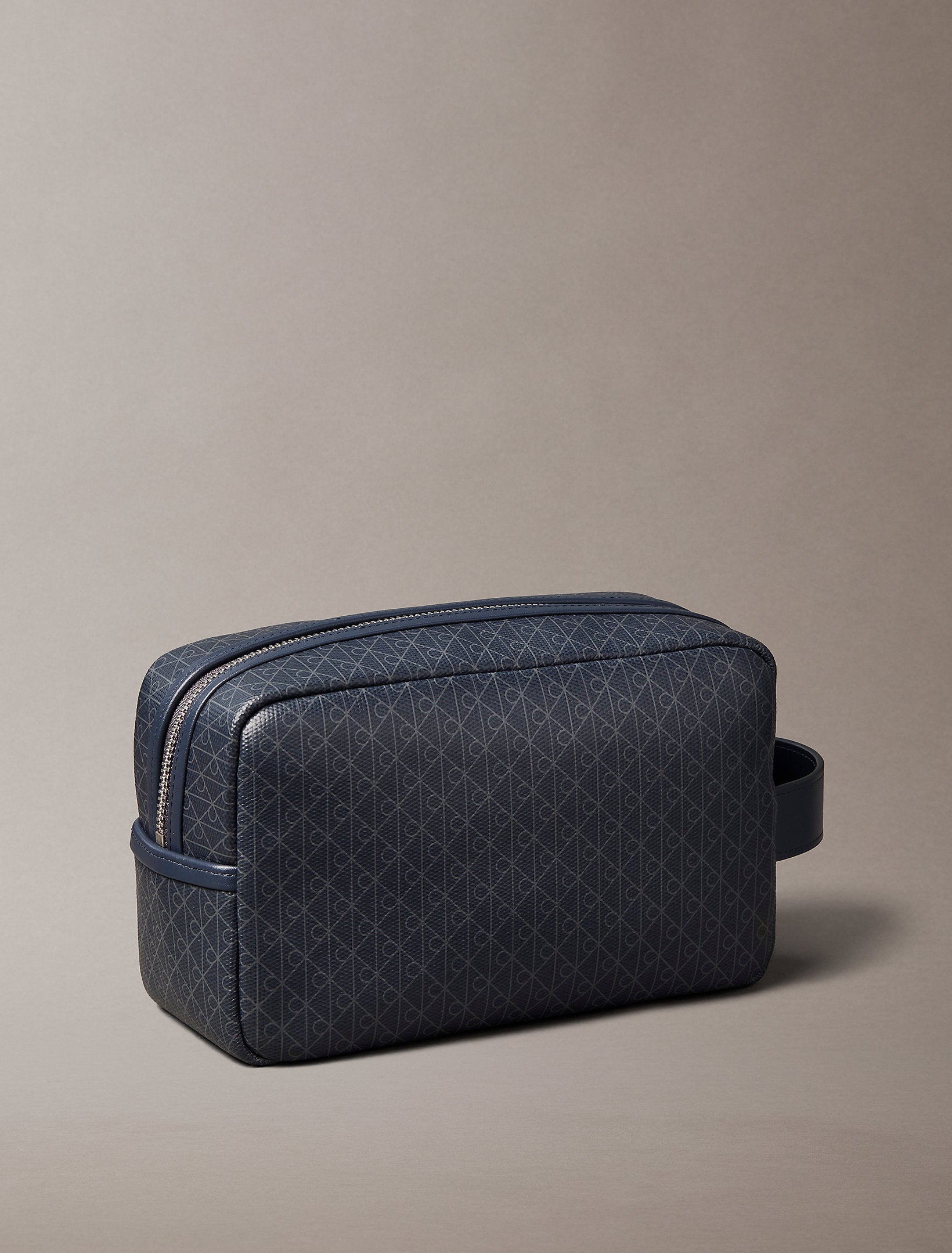 حقيبة كالفين كلاين Emblem Aop Coated Dopp Kit