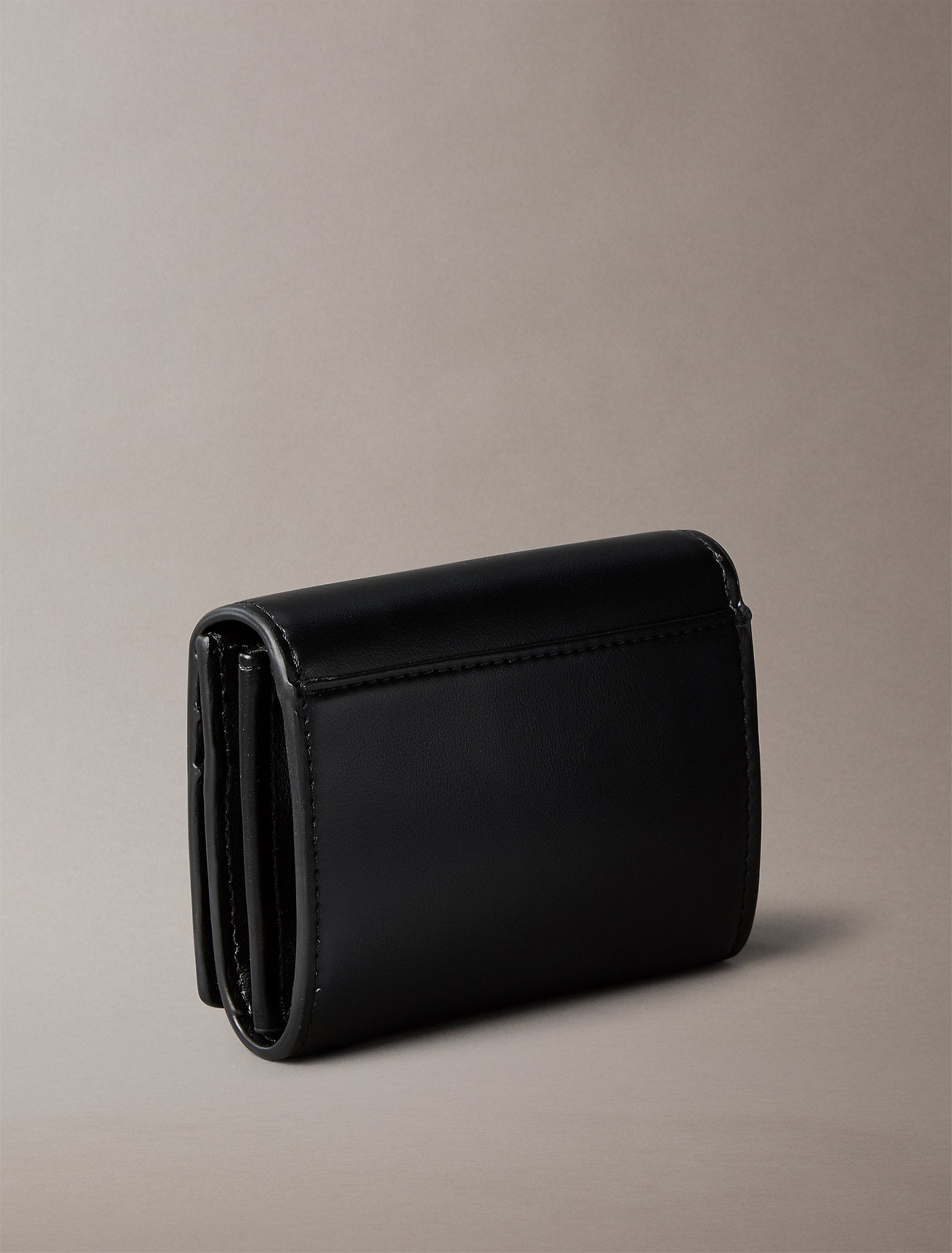 محفظة كالفين كلاين Raised Medium Bifold