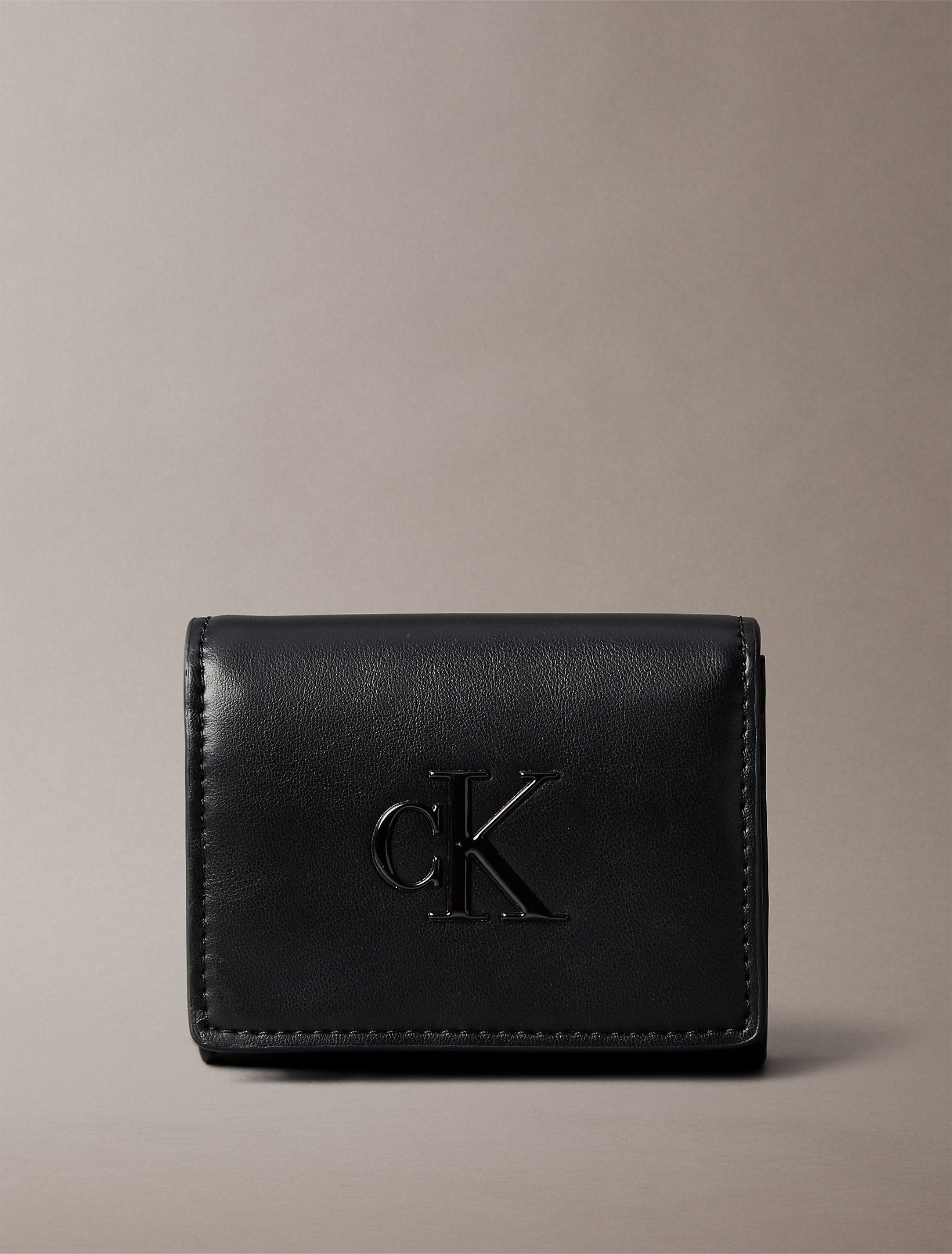 محفظة كالفين كلاين Raised Medium Bifold