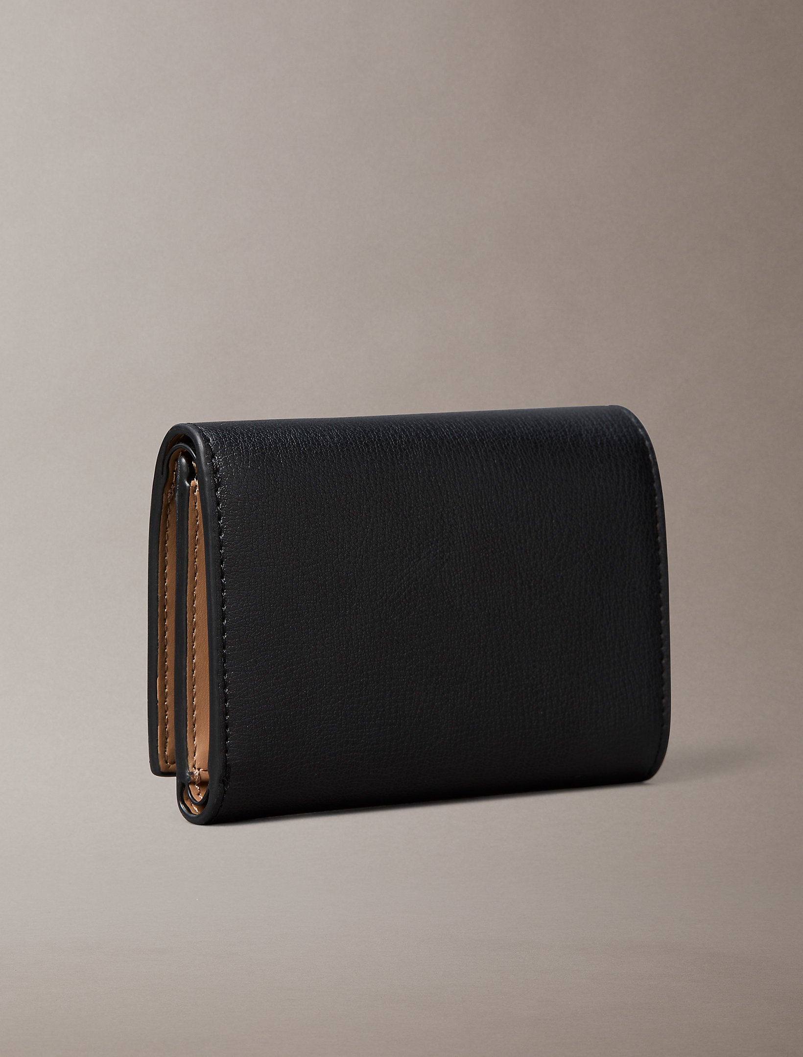 محفظة كالفين كلاين Trifold With Zip Pocket