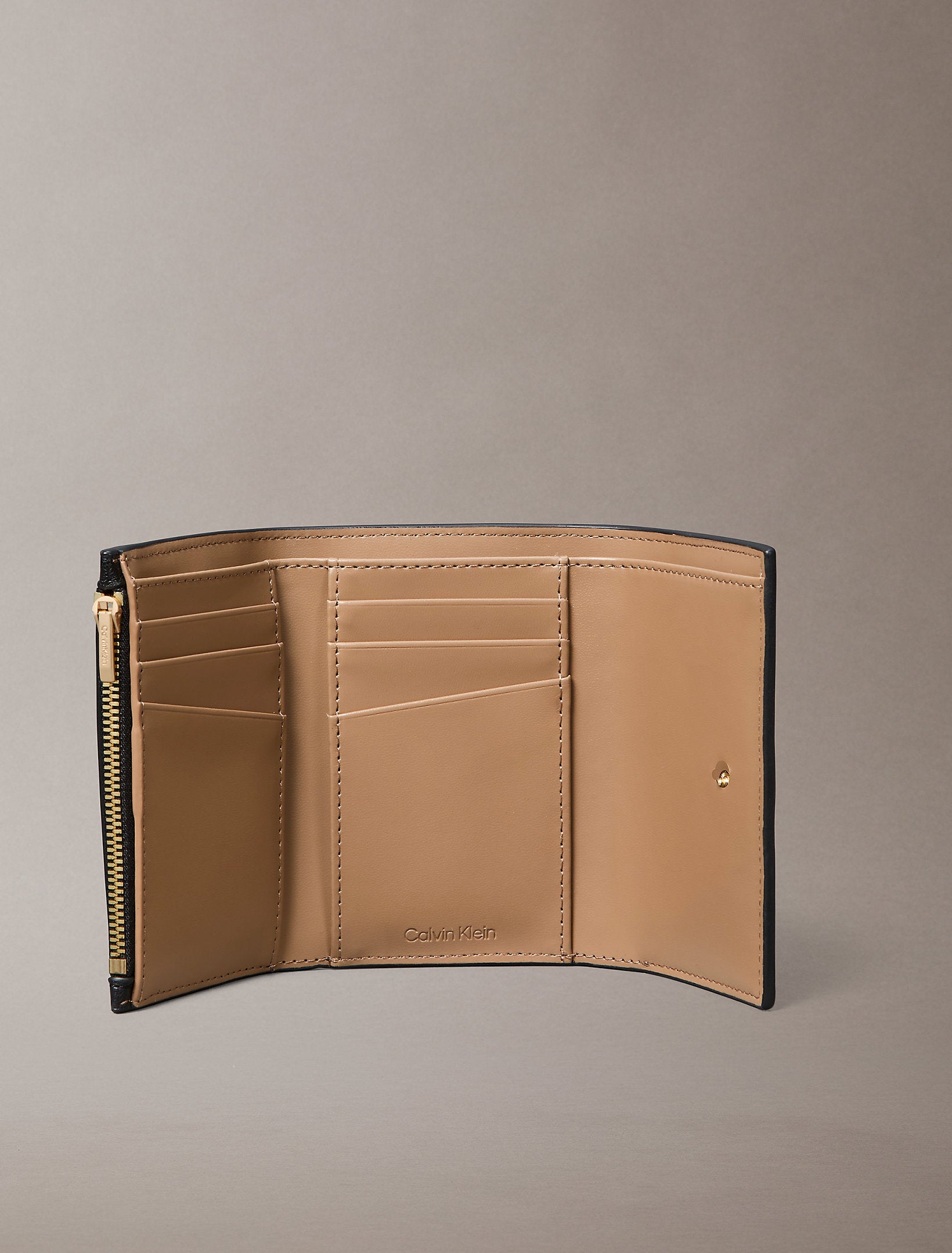 محفظة كالفين كلاين Trifold With Zip Pocket