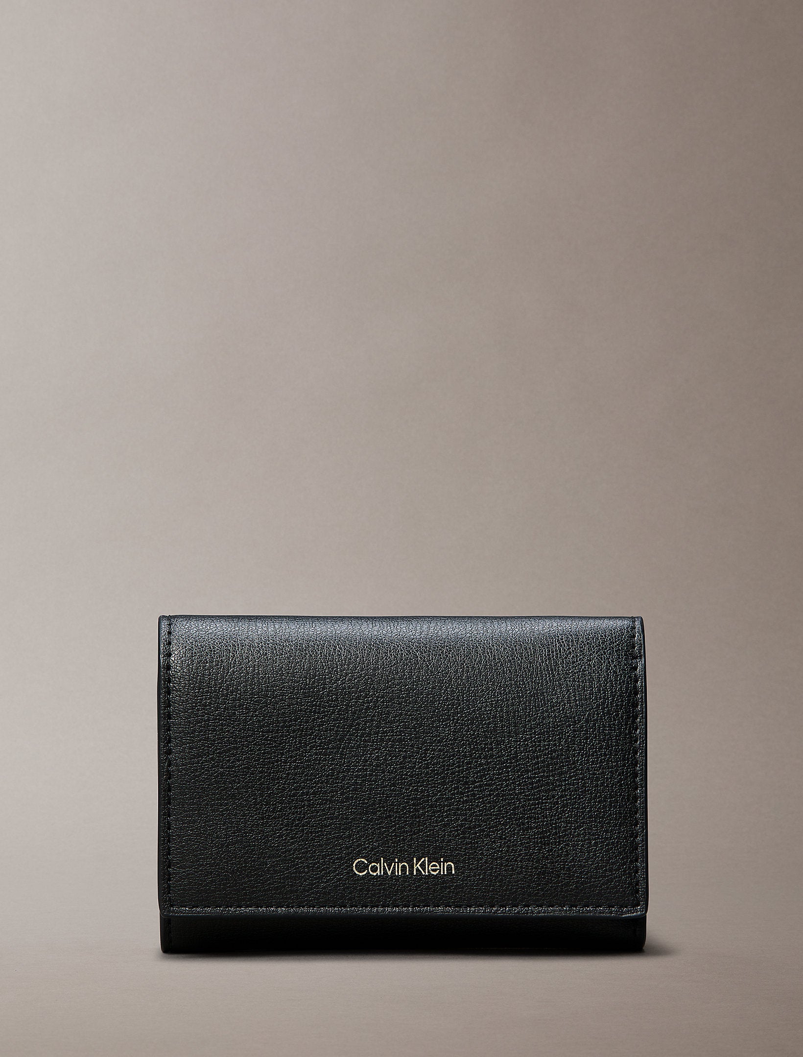 محفظة كالفين كلاين Trifold With Zip Pocket