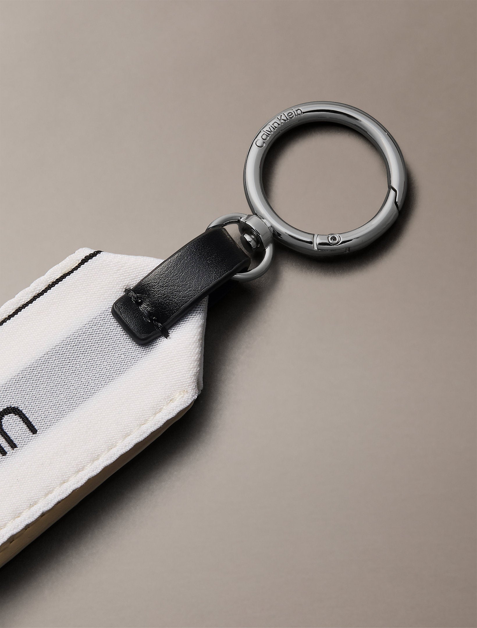 سلسلة مفاتيح كالفين كلاين Iconic Waistband Charm