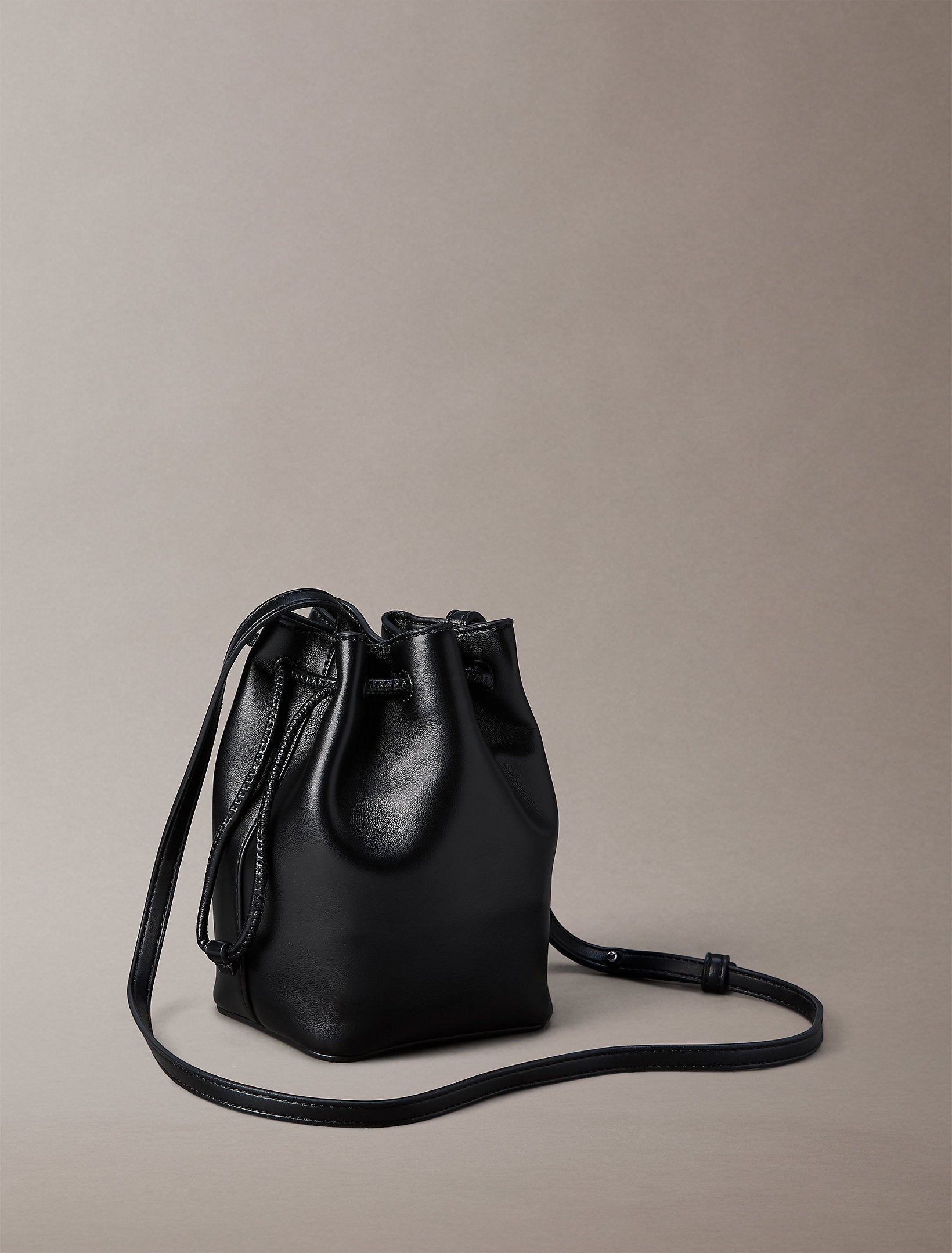 حقيبة كالفين كلاين Bold Mini Bucket Crossbody