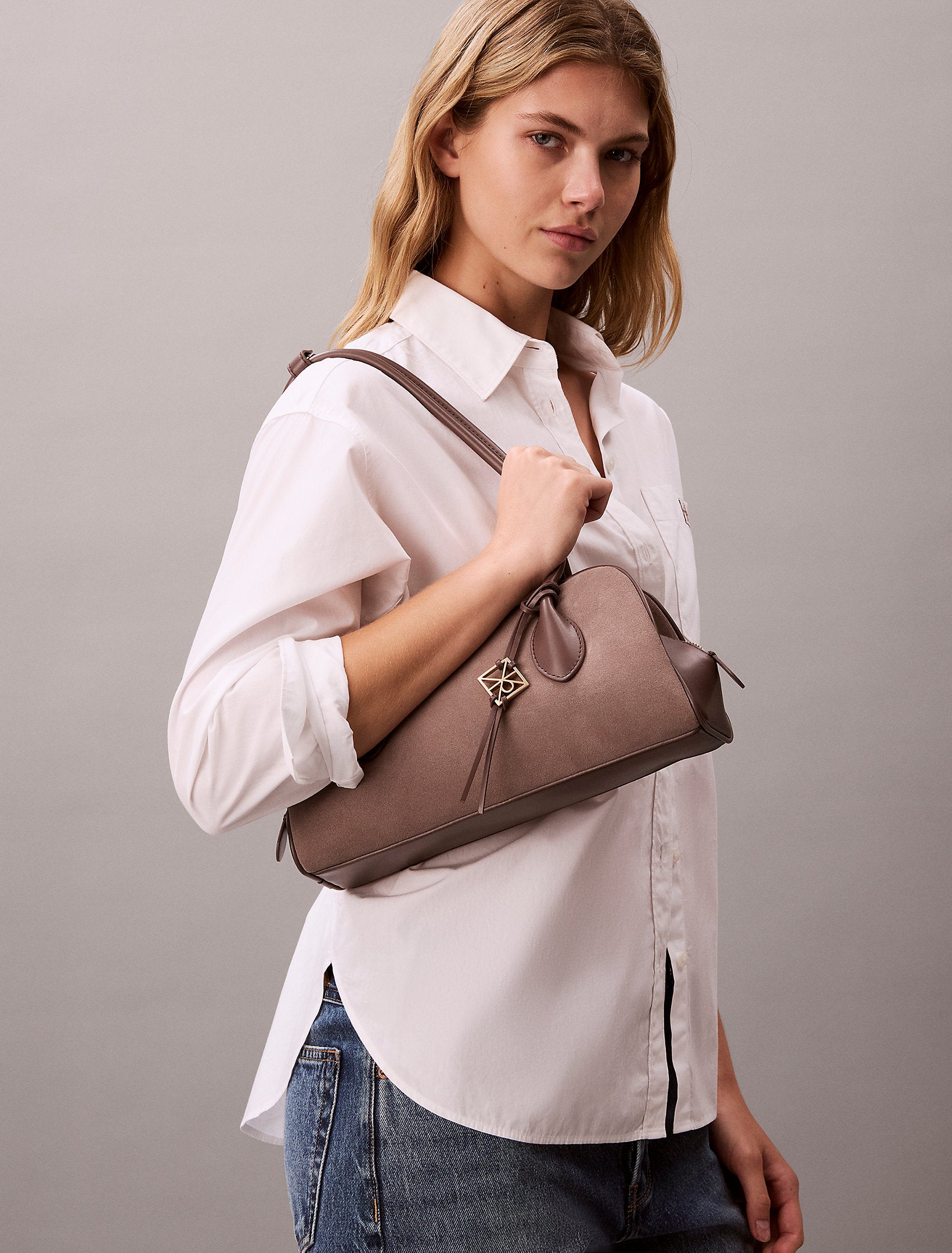 حقيبة كالفين كلاين Emblem Trio Suede Shoulder