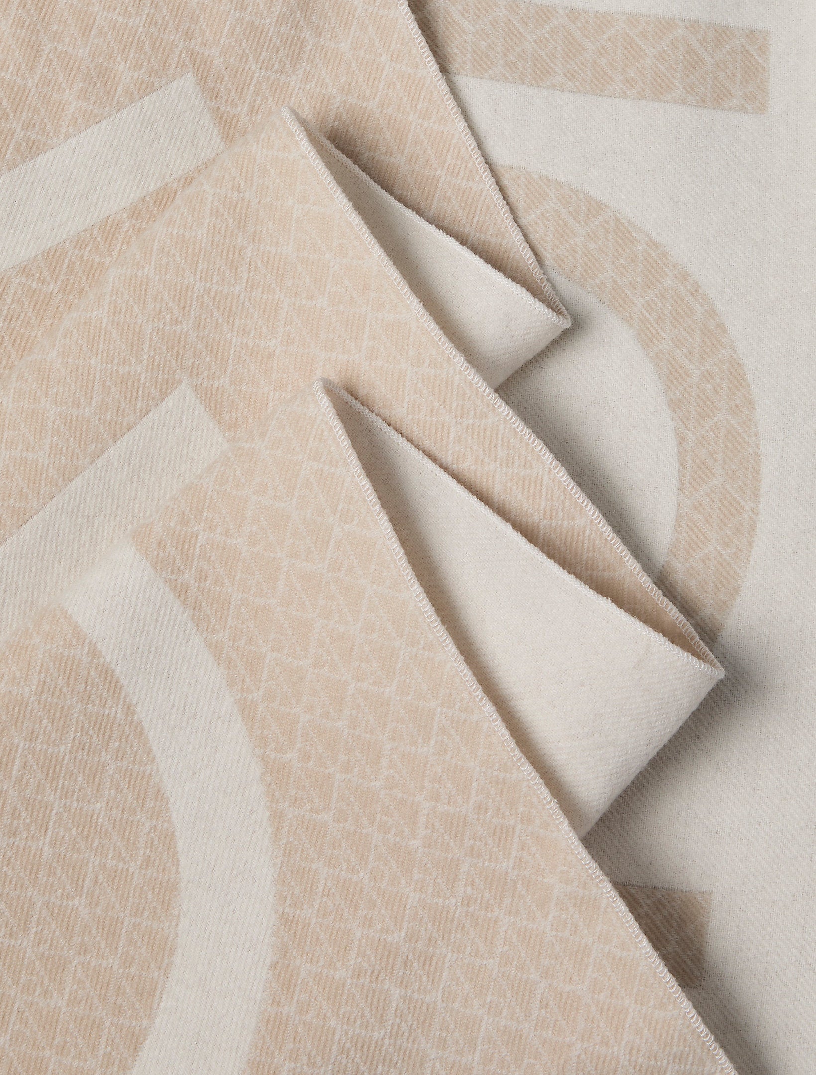 وشاح كالفين كلاين Aop Bold Logo Woven Mw