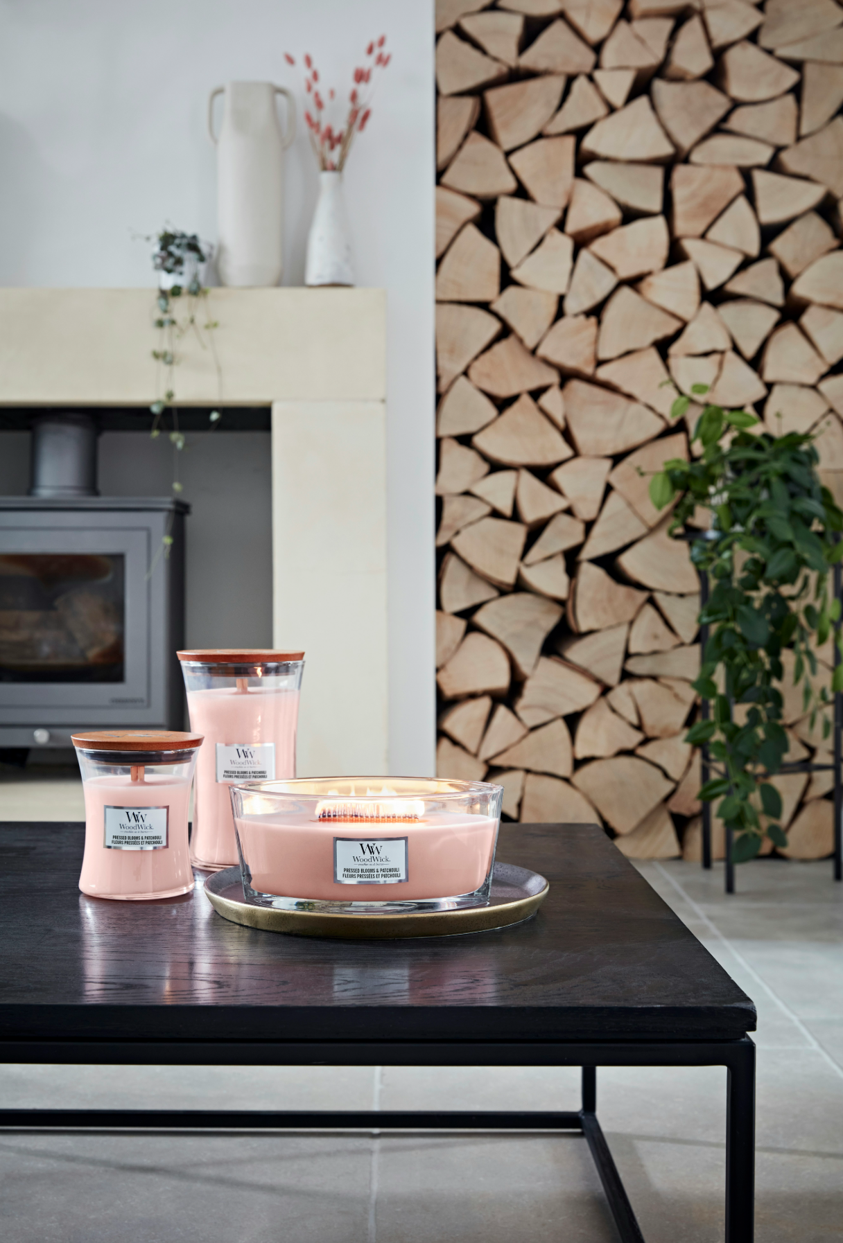 شمعة معطرة وودويك Pressed Blooms and Patchouli Medium