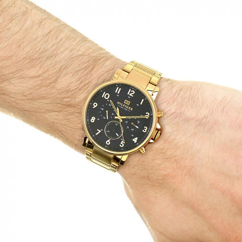 ساعة تومي هيلفيجر